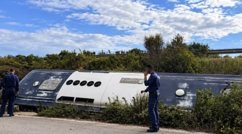 Ιόνια Οδός: Εκτροπή λεωφορείου με σπουδαστές του Πολεμικού Ναυτικού
