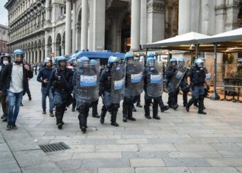 Ιταλία: 32 συλλήψεις και 271 προσαγωγές μετά τα επεισόδια στο Μιλάνο