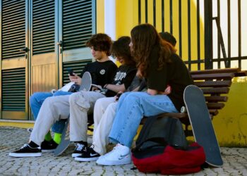 Παπαστεργίου – Αντίστροφη μέτρηση για το μπλόκο στα social: Πώς θα γίνεται η επαλήθευση ηλικίας και ποιος είναι ο ρόλος των γονιών