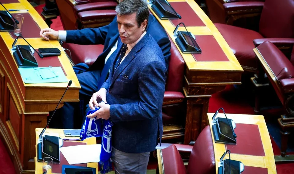 Το κασκόλ της «Ελλάς Μελβούρνης» και το πολιτικό μήνυμα του Δημήτρη Καιρίδη