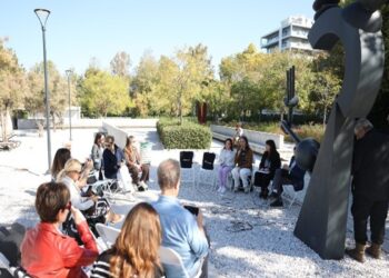 Τα γλυπτά της Νέας Παραλίας συστήνονται ξανά, μέσα από τις αισθήσεις και τη συμπερίληψη