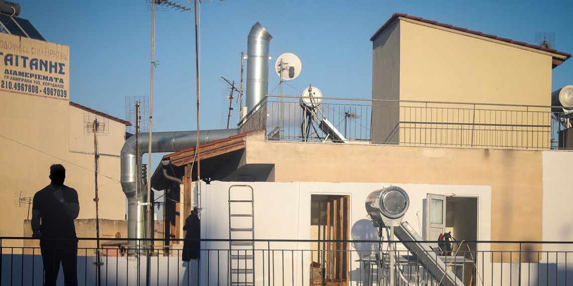 Νίκαια: Εντοπίστηκαν χειροβομβίδες, όπλο και φυσίγγια σε ταράτσα πολυκατοικίας