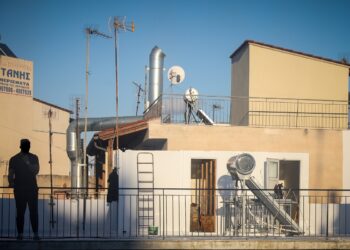 Νίκαια: Εντοπίστηκαν χειροβομβίδες, όπλο και φυσίγγια σε ταράτσα πολυκατοικίας