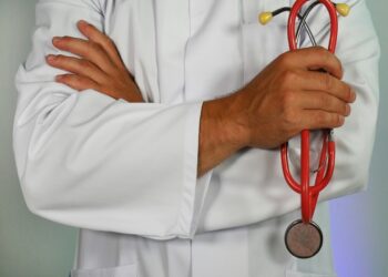 Στο εδώλιο ο «γιατρός» και ο γιατρός: Ξεκινά η δίκη για την υπόθεση