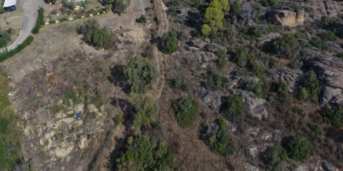 Πόρτο Κουφό: Αντί να απομακρύνουν τα σκουπίδια, τα έθαψαν (VIDEO)