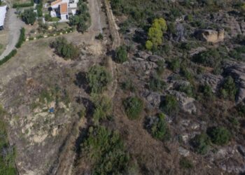 Πόρτο Κουφό: Αντί να απομακρύνουν τα σκουπίδια, τα έθαψαν (VIDEO)