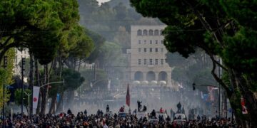 Μπερίσα προς Ράμα: «Θα έχεις την τύχη του Τσαουσέσκου» – Τρίτη ημέρα συγκρούσεων στην Αλβανία