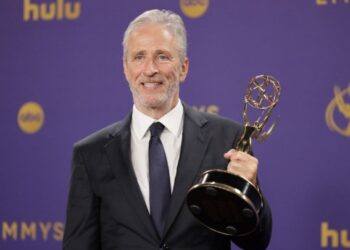 Ο Τζον Στιούαρτ παραμένει στο «The Daily Show» έως το 2028