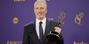 Ο Τζον Στιούαρτ παραμένει στο «The Daily Show» έως το 2028