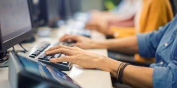 Μισθολογική διαφάνεια από 1η Νοεμβρίου: Τι αλλάζει σε προσλήψεις, αποδοχές και δικαιώματα εργαζομένων