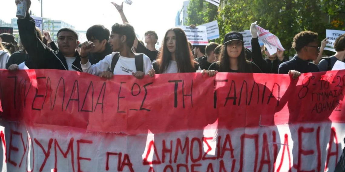 Ξεκίνησε η πορεία προς το Σύνταγμα – Μαθητές, εκπαιδευτικοί και εργαζόμενοι στους δρόμους